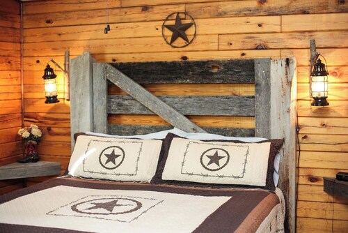 A Luxury King Suite Cabin in the Ozarks