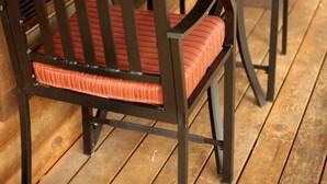 Une terrasse en bois avec une table et des chaises.