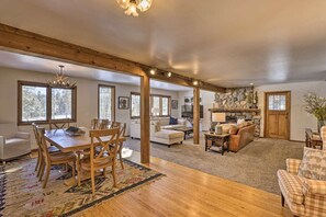 تلفزيون ذكي، مدفأة، مشغل دي في دي، كُتُب