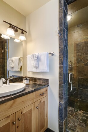 Badkar, hårtork, handdukar och tvål