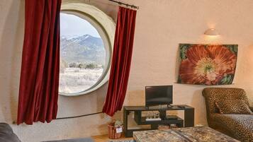 Televisión, reproductor de DVD y libros