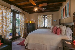 3 bedrooms, desk, WiFi, bed sheets