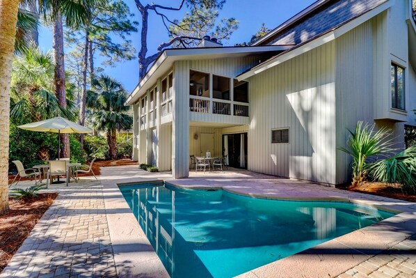 A heated pool - Pelican's Perch – 4th Row Sea Pines Home, Pool, Free Seasonal Heat, 800 Ft to Beach (Hilton Head Island)