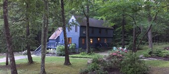 Bienvenue au Camp Yorkshire, une maison idyllique Catskill Saltbox sur 30 hectares privés.