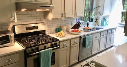 Willkommen in Camp Yorkshire, einem idyllischen Catskill Saltbox-Haus auf 30 Hektar Privatbesitz.