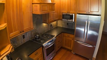 Micro-ondes, lave-vaisselle, cafetière/bouilloire