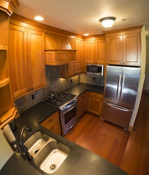 Mikrobølgeovn, oppvaskmaskin, kaffetrakter/tekoker og kjøkkenutstyr