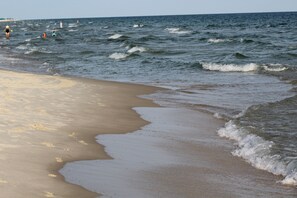 Uma praia com ondas suaves batendo na costa.