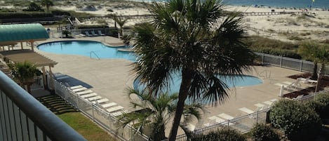 من حمّامات السباحة المغطاة، حمّام سباحة خارجي