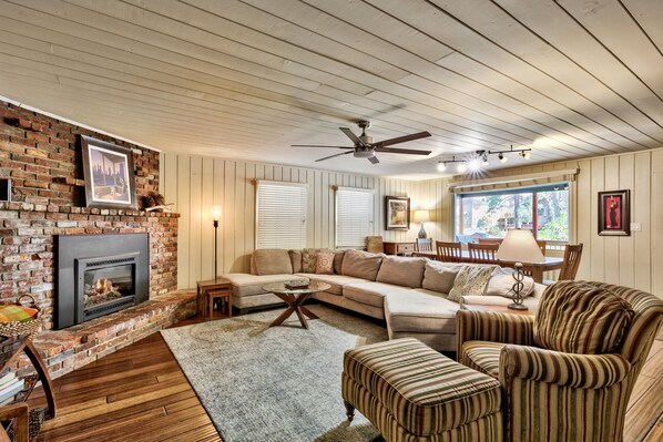 Smart TV, fireplace, Netflix, Hulu