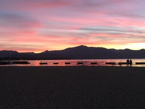 In Strandnähe, Liegestühle, Strandtücher