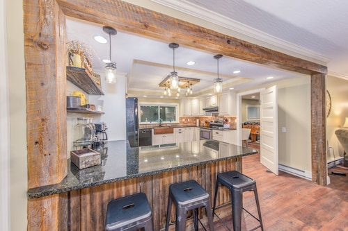 Deep Creek Lake and Wisp just minutes away,  includes pass to CARC (pool/gym)