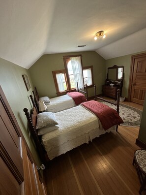 2 bedrooms, iron/ironing board, travel crib, free WiFi - Point Robinson Lighthouse - Keeper's Quarters B (Vashon Island)