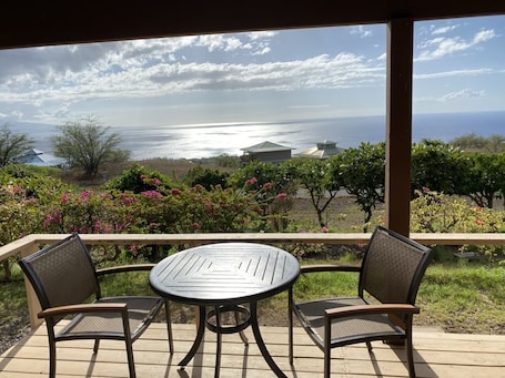 Outdoor dining. Studio Kohala Big Island Ocean View