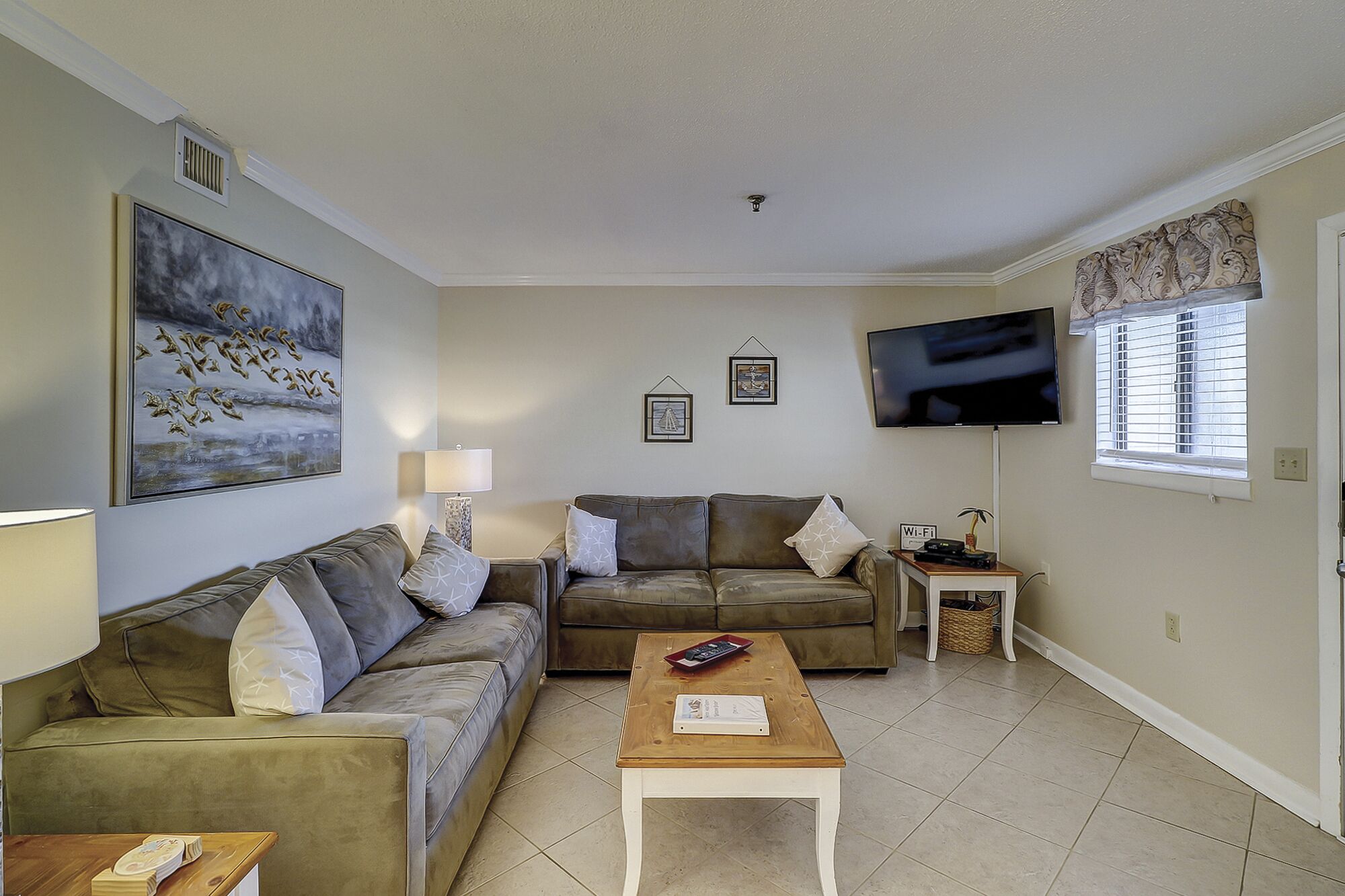 Walk to beach, indoor/outdoor pools, washer/dryer