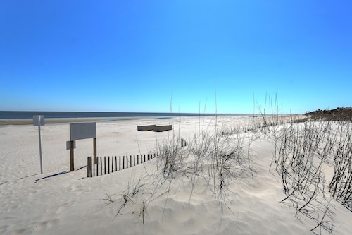 Walk to beach, indoor/outdoor pools, washer/dryer