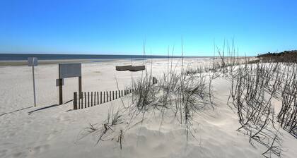 Walk to beach, indoor/outdoor pools, washer/dryer