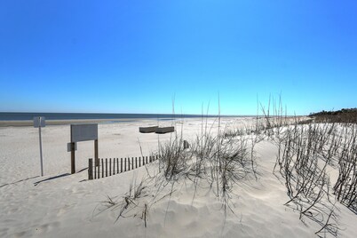 Walk to beach, indoor/outdoor pools, washer/dryer