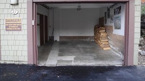 A garage with a warning sign about roof sheds snow and ice. - Courchevel 27 (Mammoth Lakes)