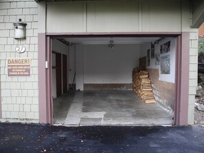 Een garage met een waarschuwingsbord over sneeuw en ijs dat van het dak valt.