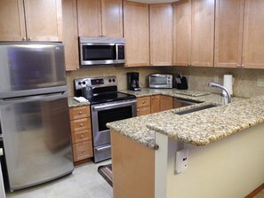 ثلاجة، ميكروويف، موقد طهي مسطح، غسالة أطباق