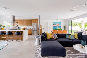 Smart-TV, peis, bøker og musikkbibliotek