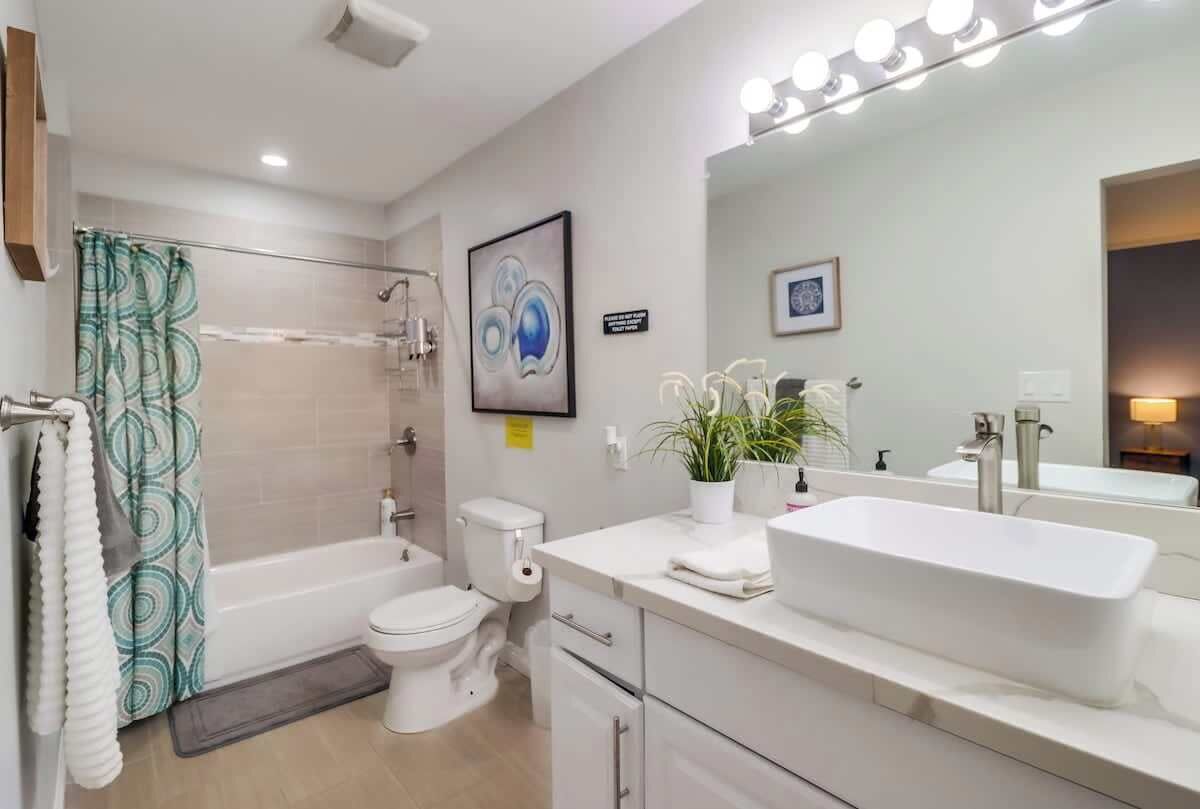Ein modernes Badezimmer mit Badewanne, Toilette und Waschbecken.