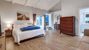 5 bedrooms, desk, iron/ironing board, travel crib