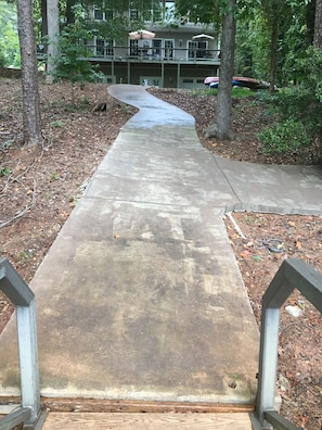 A concrete pathway leading to a building with a balcony. - Secluded Seneca/Clemson Lake Hartwell Waterfront, 3 miles to CU (Seneca)