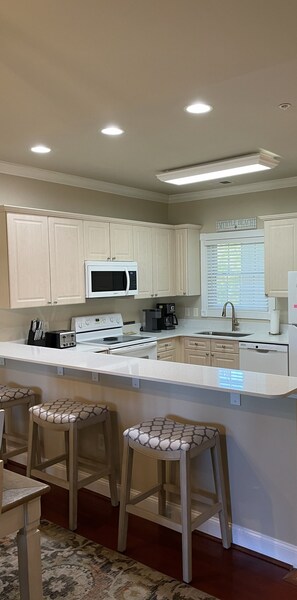 Full-sized fridge, microwave, oven, stovetop - GR RATES & LOCATION! 2 BEDRM,2 BATH, ELEVATOR, APROX 1 MILE TO BEACH, GOLF VIEW! (Myrtle Beach)