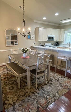 Dining - GR RATES & LOCATION! 2 BEDRM,2 BATH, ELEVATOR, APROX 1 MILE TO BEACH, GOLF VIEW! (Myrtle Beach)