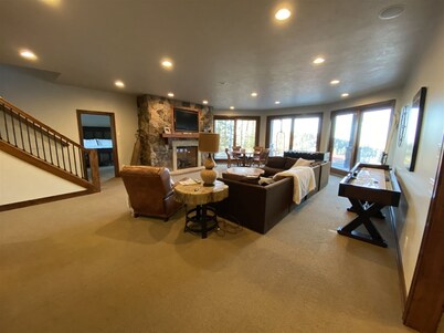 Peak1- 6000 sq ft Ski-in/Ski-Out, 5BR, 5.5Baths, Sleeps 22