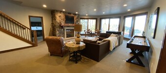 Peak1- 6000 sq ft Ski-in/Ski-Out, 5BR, 5.5Baths, Sleeps 22