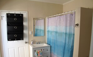Combined shower/tub, hair dryer, towels, soap - Beach Cottage - 4th from Ocean, Private Patio, Ocean View, now with A/C (San Diego)