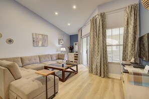 TV - SPECIAL SUMMER PRICES! King-size bed. Free parking. Renovated! (Clearwater)