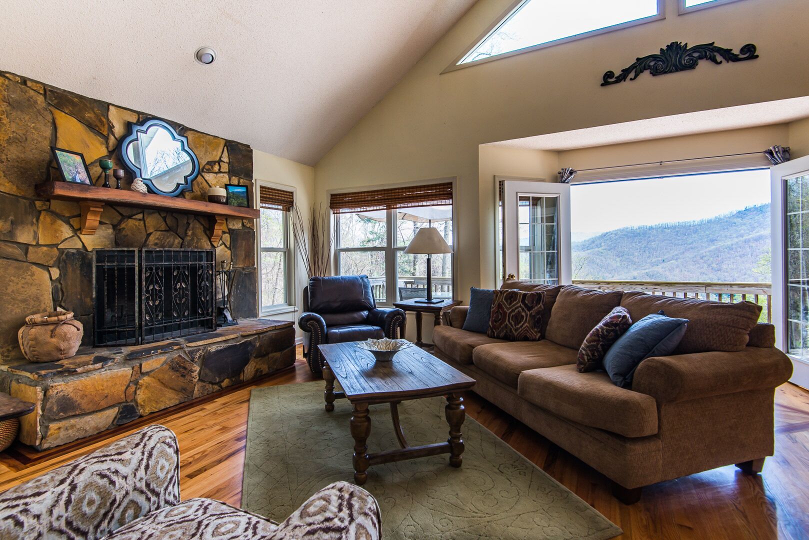 Private Gorgeous Mountain View Chalet- SUPER RATES
