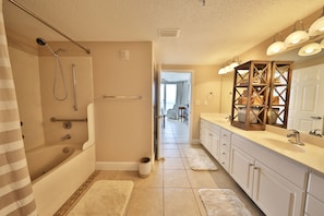 Towels - Majestic Beach Towers 8th Floor End Unit 4BR 3BA!!! (Panama City Beach)