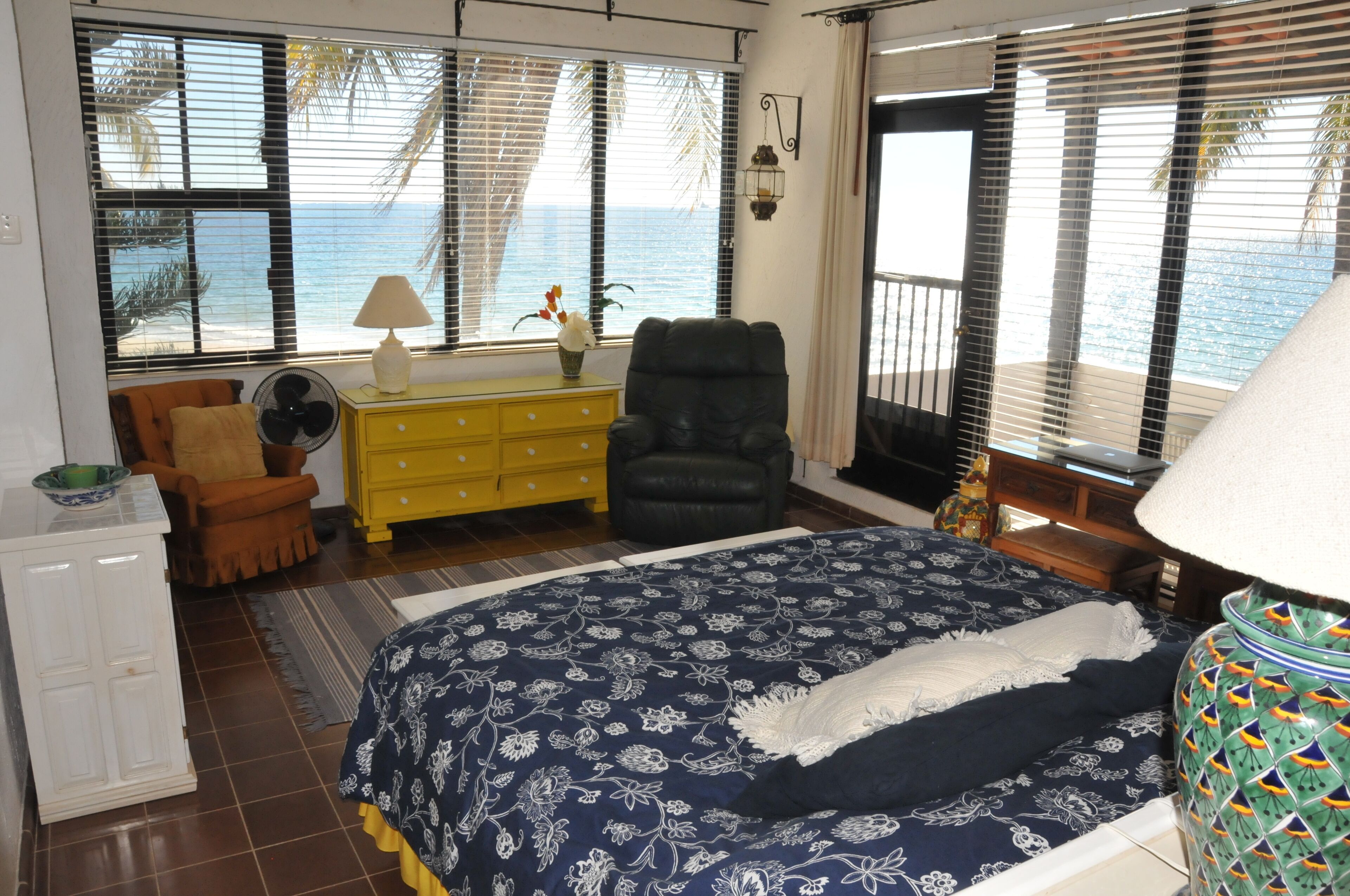 Pilar Beachfront, huge porch, palms, hear waves 24/7, 3BR & 1 BR Beach Condos