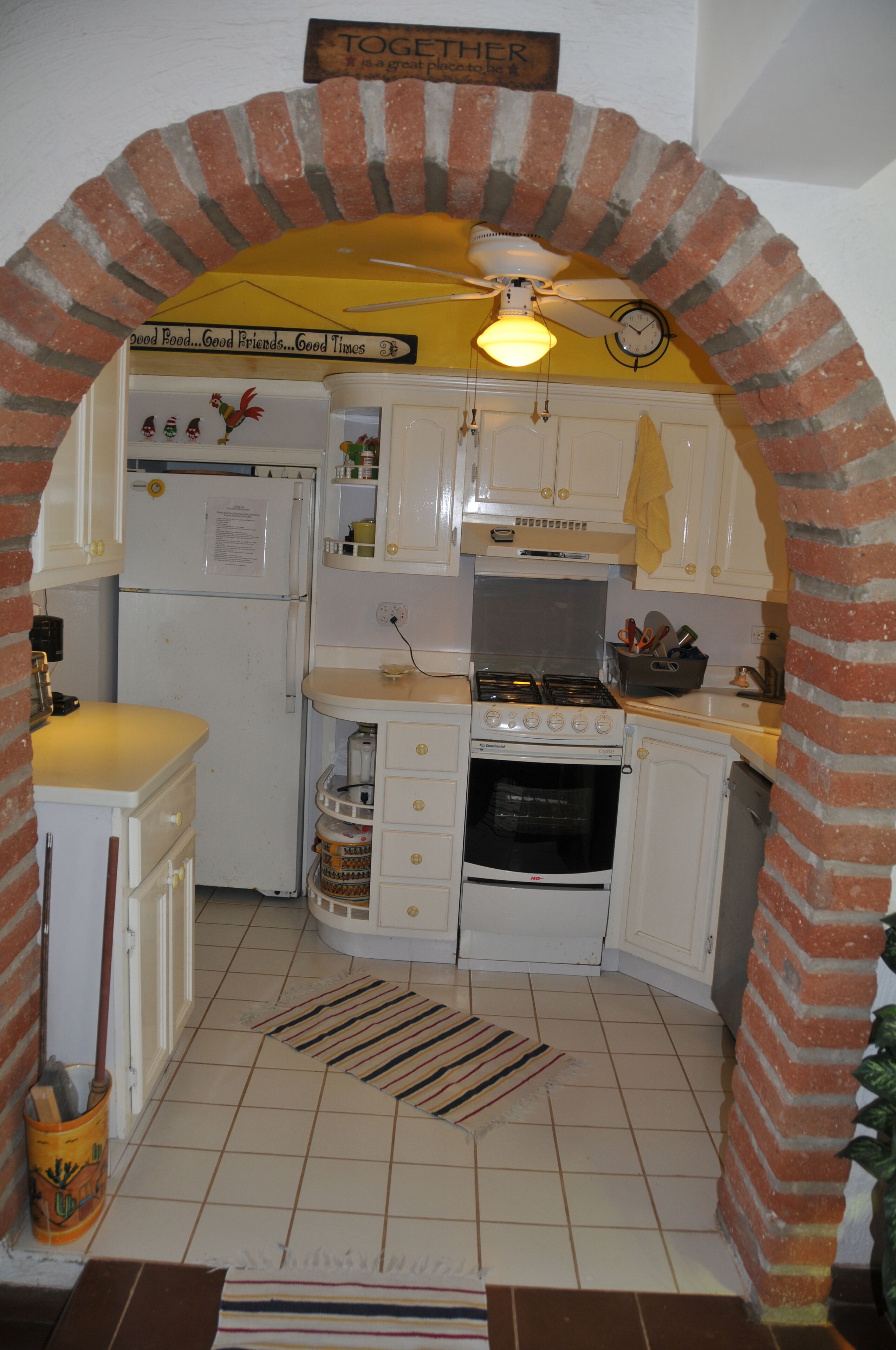 Pilar Beachfront, huge porch, palms, hear waves 24/7, 3BR & 1 BR Beach Condos