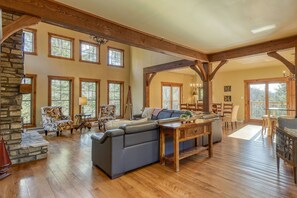 Smart TV, fireplace, DVD player, books - Tremblant: Luxurious Mountain Home, Heart of the Village! 25% off 7 nights +  (Mont-Tremblant)