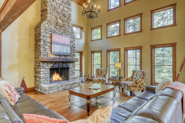Smart TV, fireplace, DVD player, books - Tremblant: Luxurious Mountain Home, Heart of the Village! 25% off 7 nights +  (Mont-Tremblant)