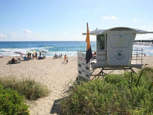 Beach nearby, sun loungers, beach towels