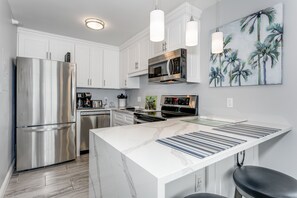 Réfrigérateur, micro-ondes, four, plaque de cuisson