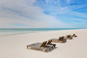 En strand med rækker af træsolstole.