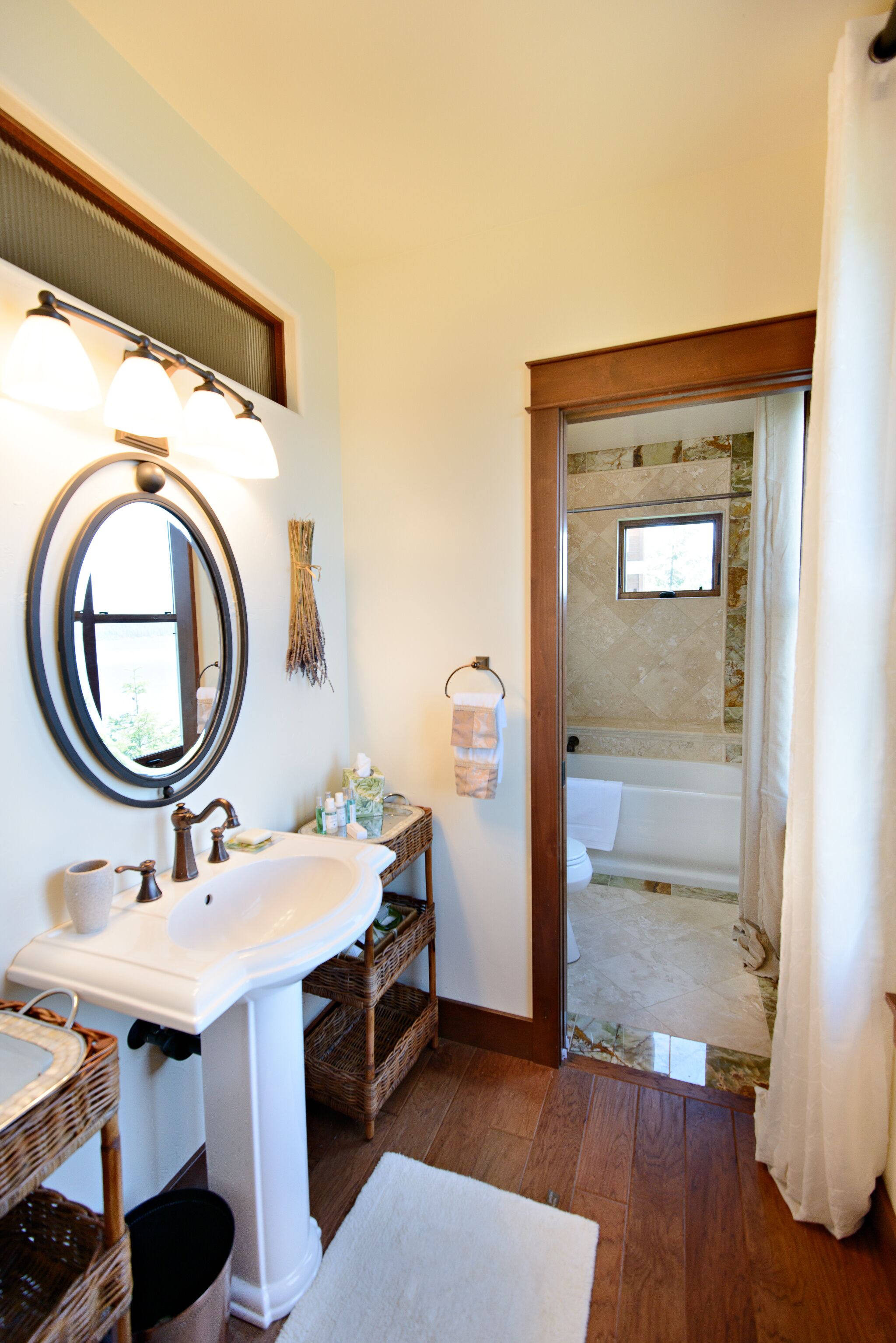 Coeur d' Alene Lakefront Luxury Retreat With Hot Tub, Boat Slip And More.