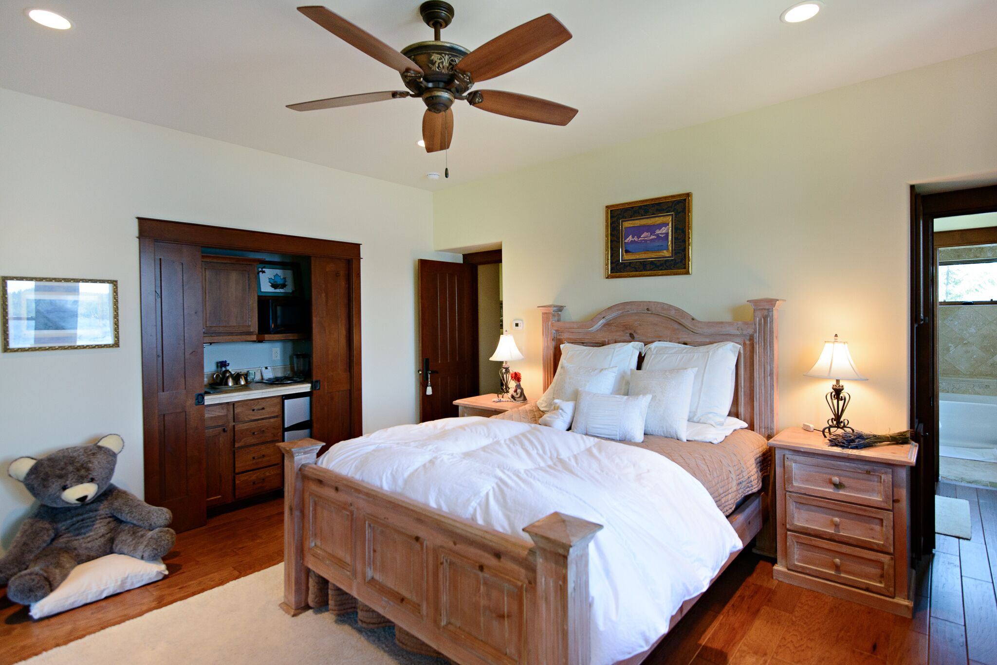 Coeur d' Alene Lakefront Luxury Retreat With Hot Tub, Boat Slip And More.