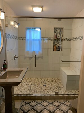 Combined shower/tub, hair dryer, towels, soap - Central to all Hot Springs, 2 master suites, 2 story deck with Hot Tub (Hot Springs)
