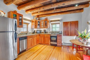 Täysikokoinen jääkaappi, mikroaaltouuni, uuni, liesi