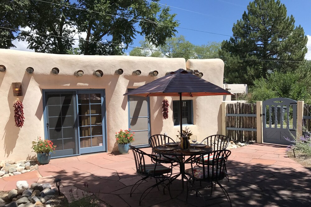 La Posada de Taos, secluded adobe in Historic District, 2 block stroll to Plaza