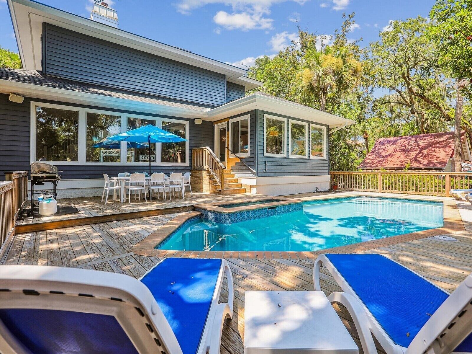 3 Wanderer ~ 6Br Pup Friendly Home, Short Walk to the Beach!